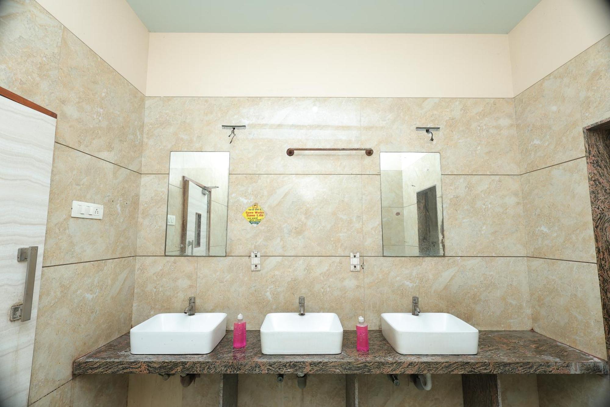 Hotel Horizon & Restaurant Сурат Екстер'єр фото